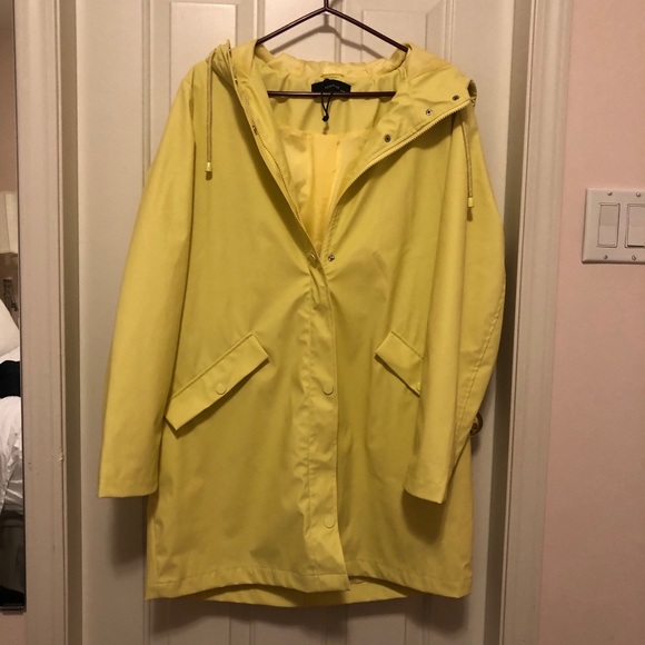 Yellow Raincoat - Picture 3 of 5